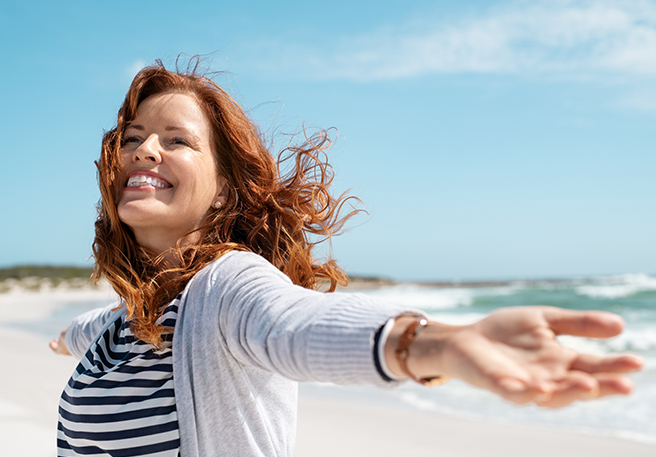 Frau rundum gesund am Strand