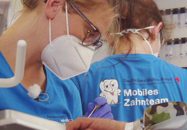 Mobiles Zahnarztteam während einer Behandlung