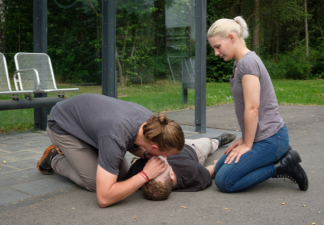 Zwei Spontanhelfende versorgen einen Verletzten