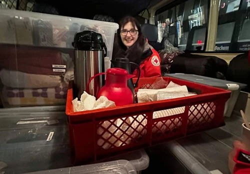 DRK-Mitarbeiter helfen Obdachlosem vor Kältebus